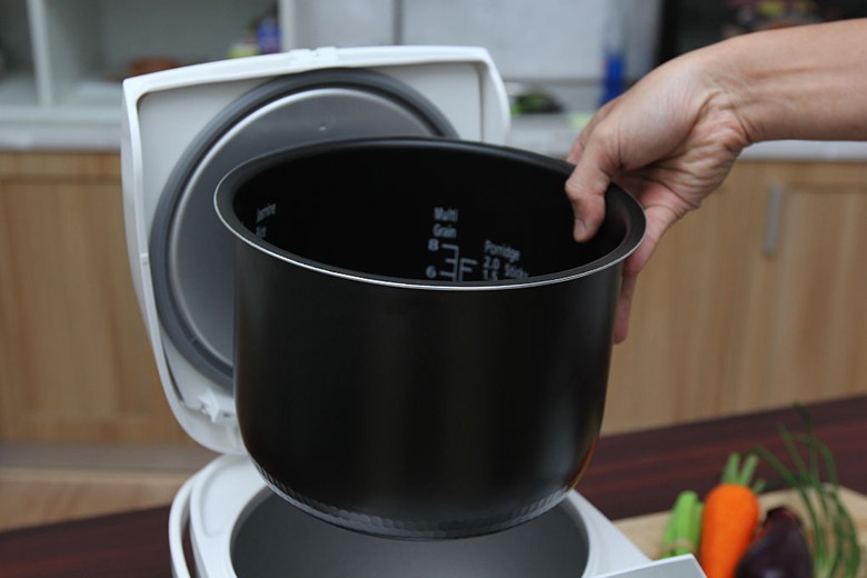 Lòng nồi tráng bột kim cương, đáy có các vết lõm