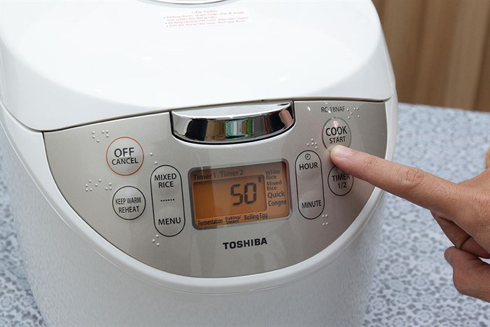 Nồi cơm điện ToshiBa 1.8 lít RC-18NAF(W)VN Màu Trắng - Hồng
