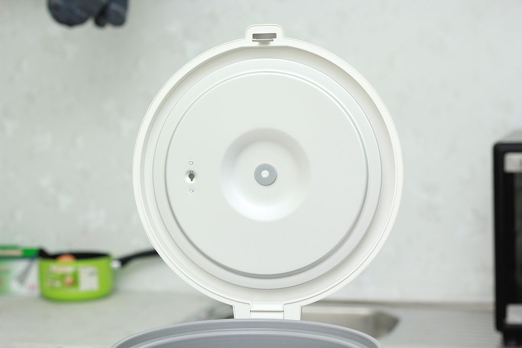 Nắp vòm bằng inox sáng bóng - Nồi cơm nắp gài Sharp KS-N182ETV 1.8 LÍT
