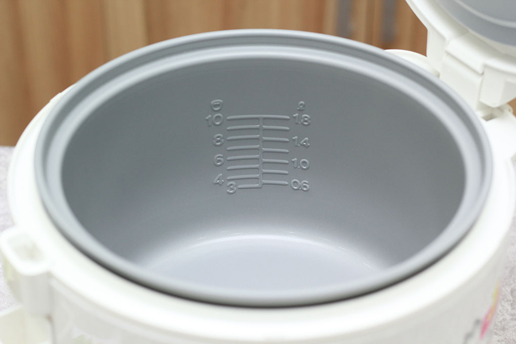 Lòng nồi bằng hợp kim nhôm tráng men chống dính - Nồi cơm nắp gài Sharp KS-N182ETV 1.8 LÍT