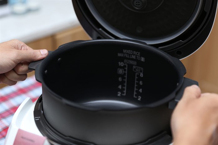 Nồi cơm điện tử áp suất Cuckoo 1.8 lít CRP-G1015M Màu Hồng