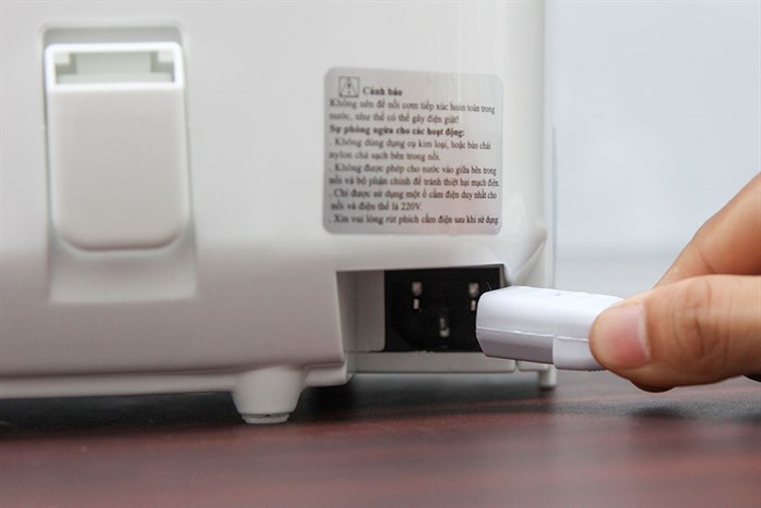 Nồi cơm điện Aqua 1.8 lít ARM-M200 Màu Trắng