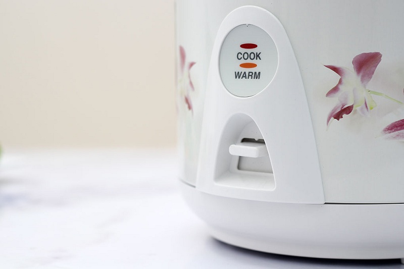 Dễ sử dụng với 1 nút bật duy nhất cùng 2 đèn báo đơn giản