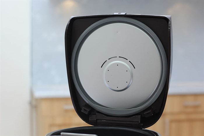 Nồi cơm điện tử Panasonic 1.8 lít SR-ZS185TRAM Màu Nâu