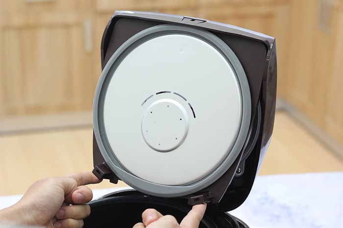 Nồi cơm điện tử Panasonic 1.8 lít SR-ZS185TRAM Màu Nâu