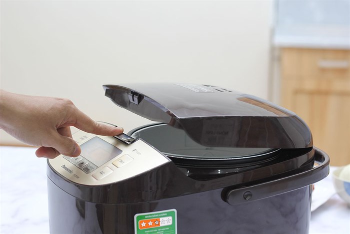 Nồi cơm điện tử Panasonic 1.8 lít SR-ZS185TRAM Màu Nâu