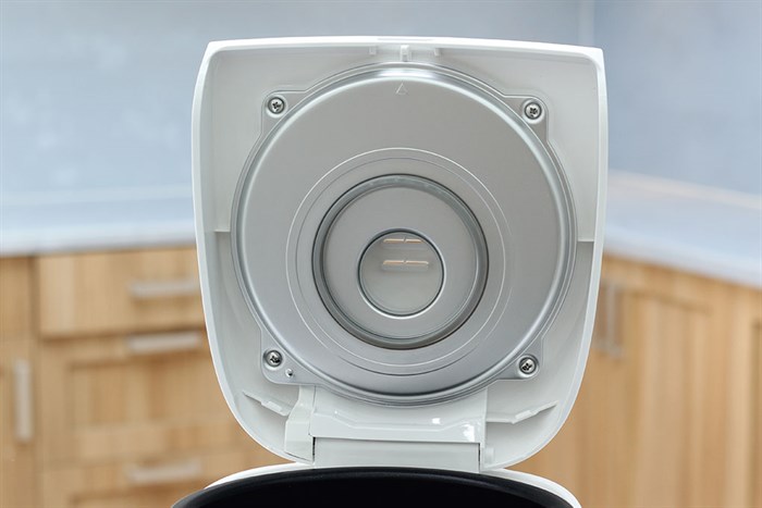 Nồi cơm điện tử Panasonic 1.8 lít SR-ZE185WRAM Màu Trắng