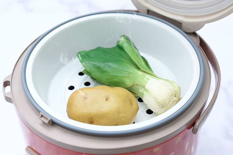 Xửng hấp tiện lợi, dùng để hấp rau củ, bánh bao hoặc nấu xôi