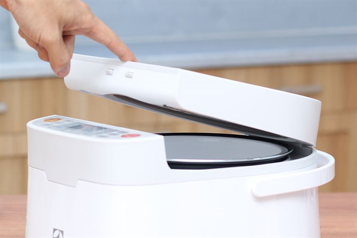 Nồi cơm điện tử Electrolux 1.2 lít ErgoSense (ERC6503W) Màu Trắng