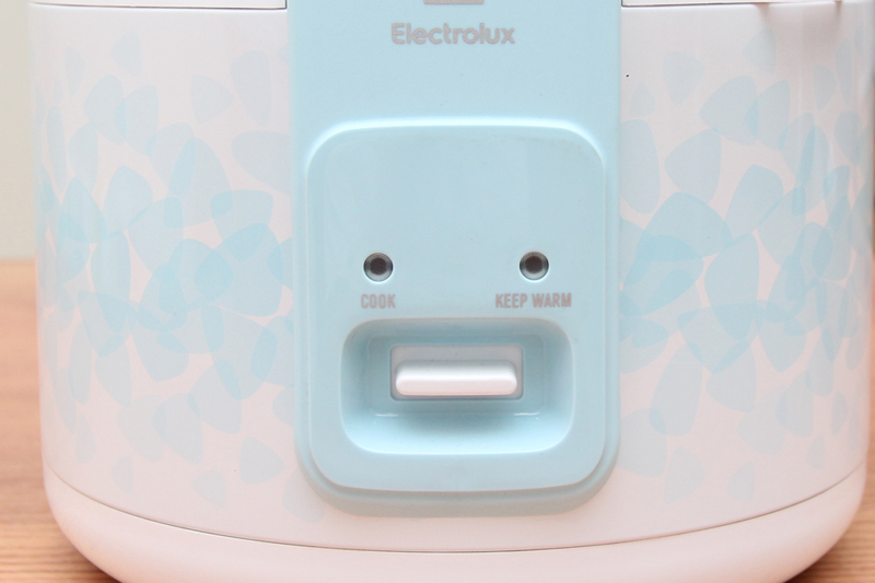 Nồi cơm điện nắp gài Electrolux 1.8 lít ERC3205