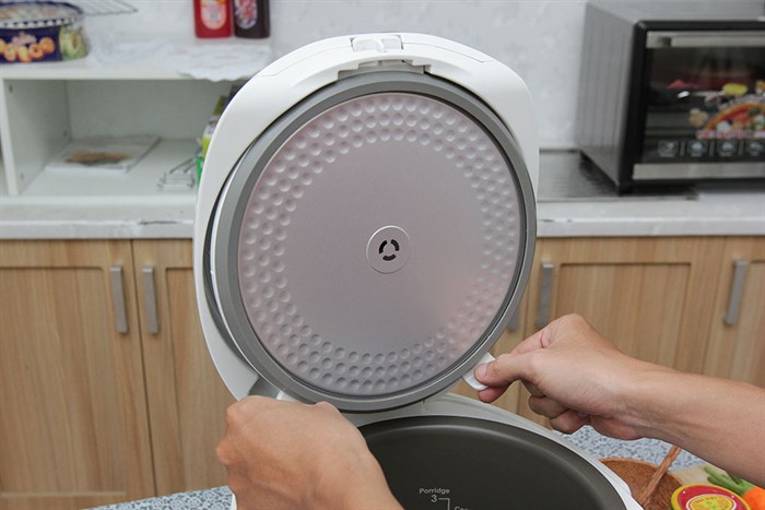 Nồi cơm điện tử Toshiba 1.8 lít RC-18NAFVN(W) Màu Trắng