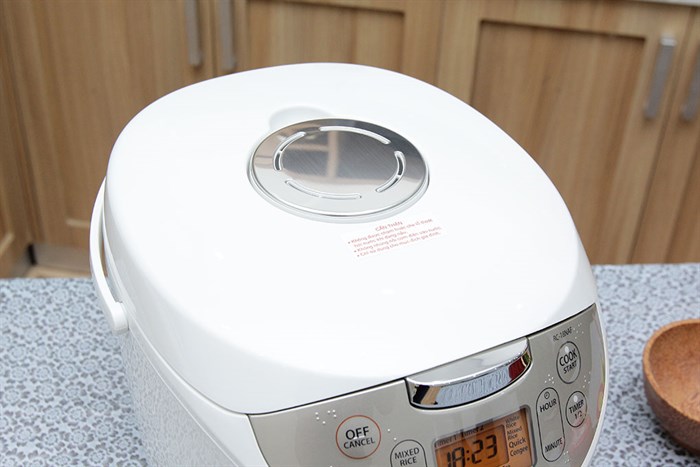 Nồi cơm điện tử Toshiba 1.8 lít RC-18NAFVN(W) Màu Trắng