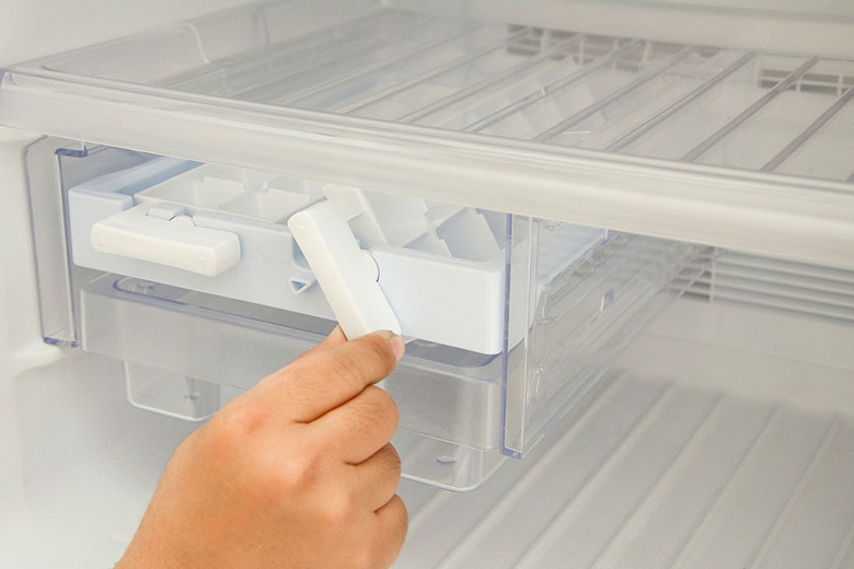 Lấy đá nhanh chóng với thao tác xoay nhẹ nhàng Lấy đá nhanh chóng với thao tác xoay nhẹ nhàng