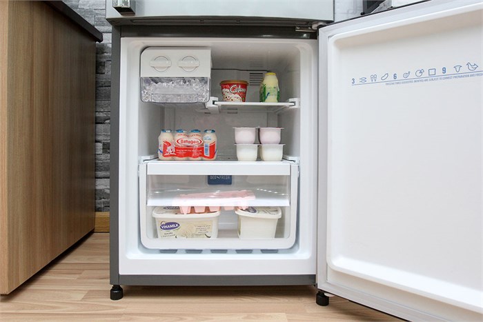 Tủ lạnh Electrolux 252 lít EBB2600PA Màu Xám