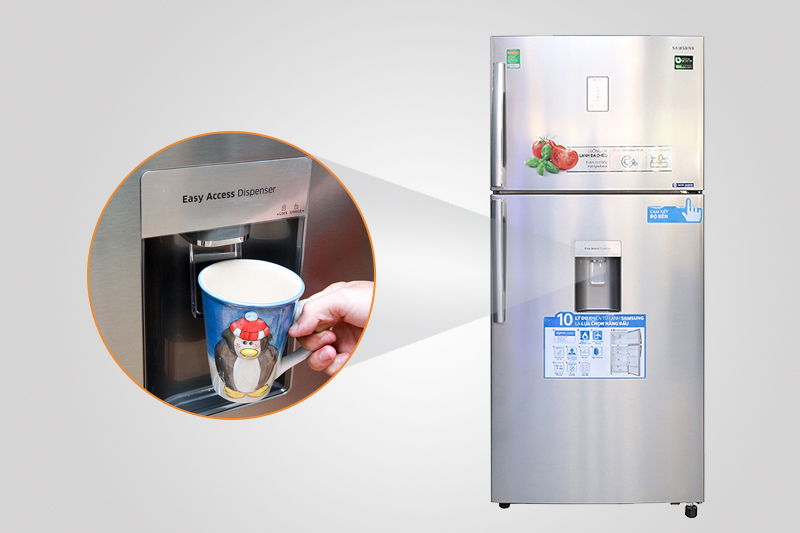 Samsung RT50H6631SL/SV có khay lấy nước bên ngoài