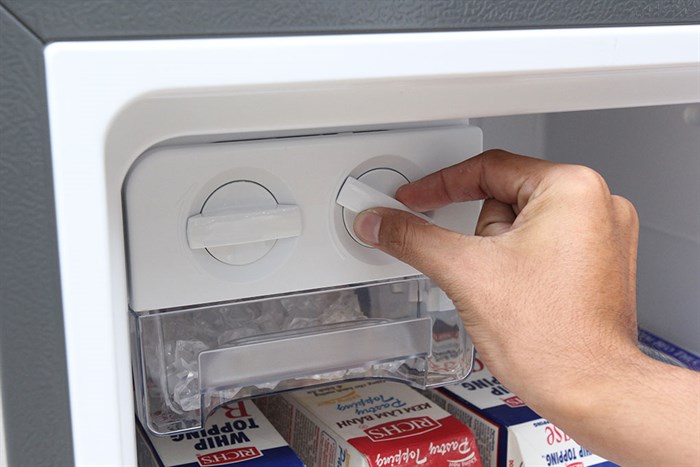 Tủ lạnh Electrolux Inverter 211 lít ETB2100MG Màu Bạc