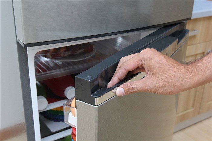 Tủ lạnh Electrolux Inverter 211 lít ETB2100MG Màu Bạc