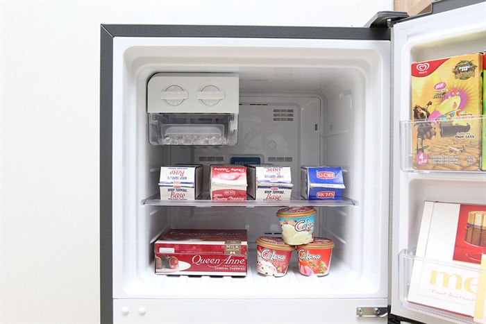 Tủ lạnh Electrolux Inverter 211 lít ETB2100MG Màu Bạc