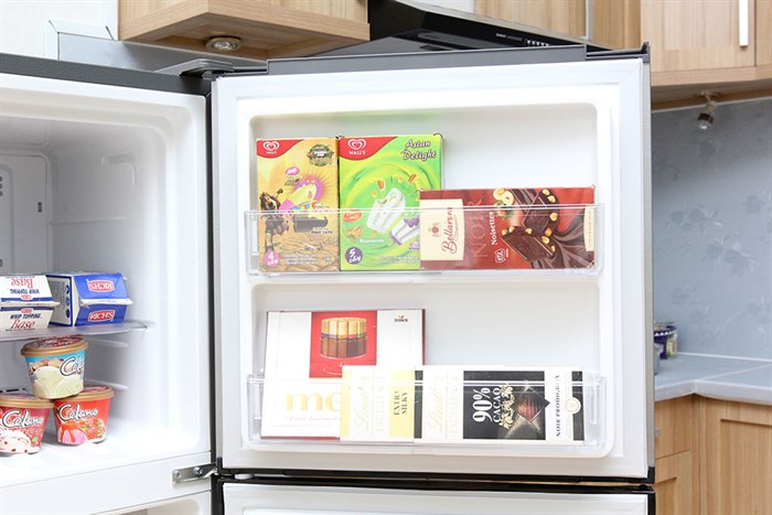 Tủ lạnh Electrolux Inverter 211 lít ETB2100MG Màu Bạc