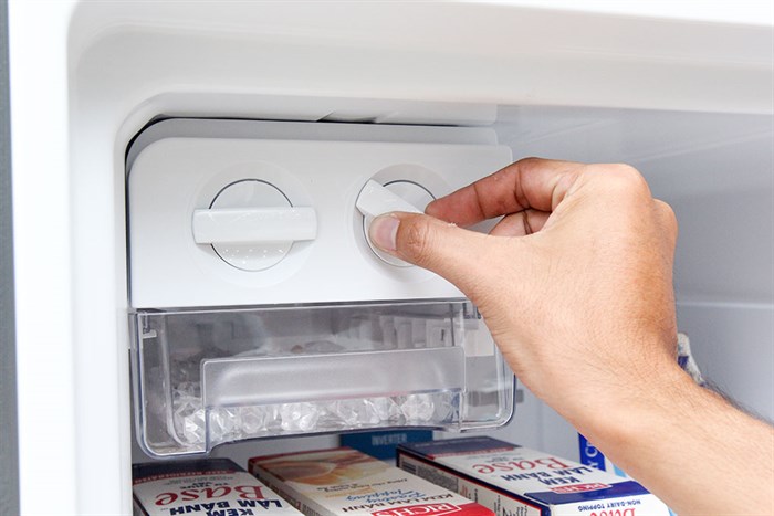 Tủ lạnh Electrolux Inverter 318 lít ETB3200MG Màu Bạc