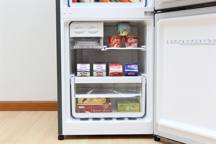 Tủ lạnh Electrolux Inverter 251 lít EBB2600MG Màu Bạc