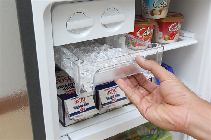 Tủ lạnh Electrolux Inverter 251 lít EBB2600MG Màu Bạc