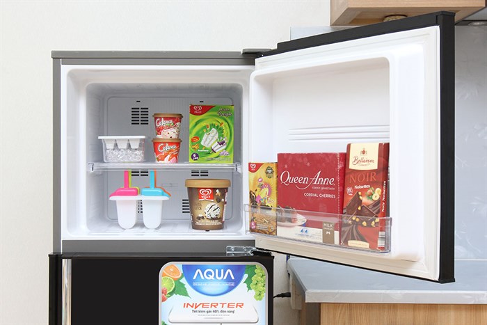 Tủ lạnh Aqua Inverter 204 lít AQR-I226BN Màu Nâu