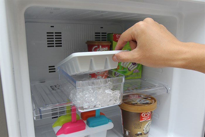 Tủ lạnh Aqua Inverter 204 lít AQR-I226BN Màu Nâu