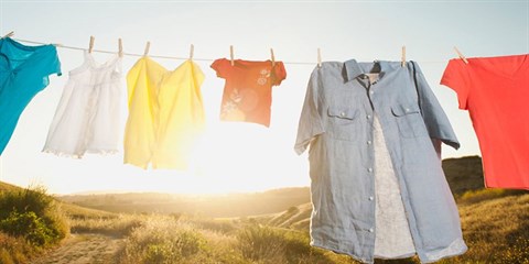 Khả năng vắt mạnh mẽ , giúp quần áo khô nhanh chóng