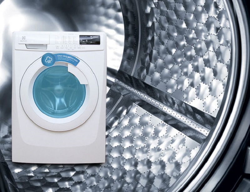 Với lồng giặt HIVE tổ ong, máy giặt Electrolux EWF10744 có thể hạn chế sự mòn xước quần áo