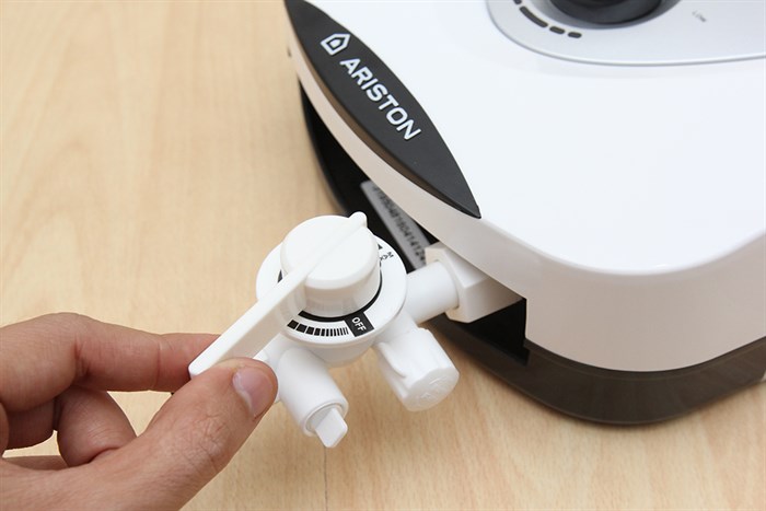 Máy nước nóng Ariston VR-E4522E-SL W/Silver Màu Bạc