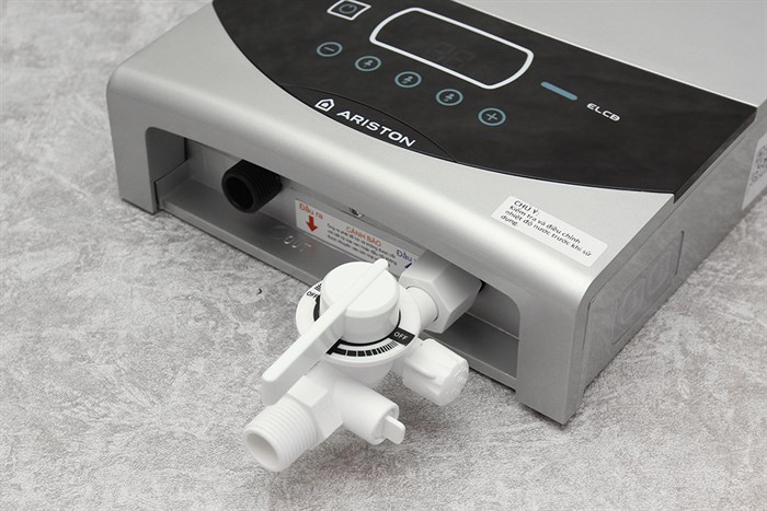 Bình nóng lạnh trực tiếp Ariston 4500W ST45PE-VN Màu Bạc