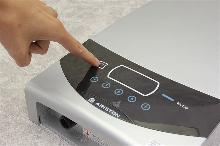 Bình nóng lạnh trực tiếp Ariston 4500W ST45PE-VN Màu Bạc