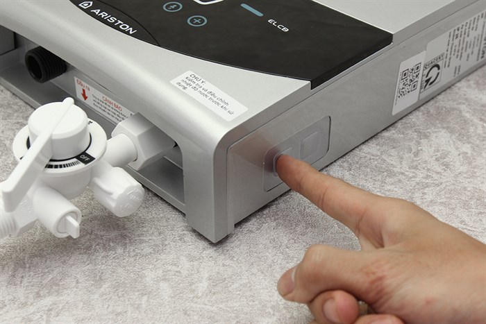 Bình nóng lạnh trực tiếp Ariston 4500W ST45PE-VN Màu Bạc