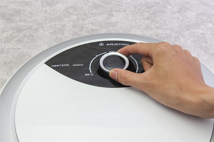 Máy nước nóng trực tiếp Ariston 4500W RMC45E-VN Màu Trắng - Xám