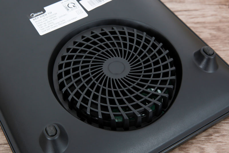 Quạt tản nhiệt lớn, làm mát bếp hiệu quả - Bếp từ Midea MI-B1920DM Quạt tản nhiệt lớn, làm mát bếp hiệu quả - Bếp từ Midea MI-B1920DM