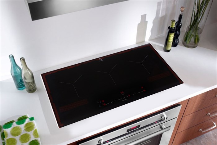 Bếp từ 3 vùng nấu lắp âm Electrolux EIT913 Màu Đen