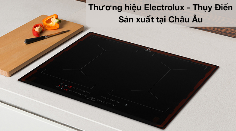 Bếp từ 4 vùng nấu Electrolux EIV644 sở hữu tính năng chuẩn đoán lỗi và khóa trẻ em, đảm bảo an toàn và tiện lợi cho gia đình bạn. Hãy xem hình ảnh để khám phá thiết kế tinh tế và tính năng thông minh của bếp từ Electrolux EIV644.
