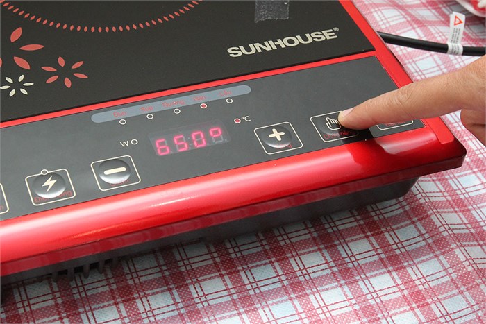 Bếp hồng ngoại Sunhouse SHD 6012 Màu Đen - Đỏ