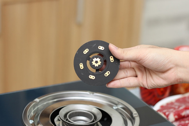 Đầu đốt được làm bằng đồng thau dẫn nhiệt tốt Đầu đốt được làm bằng đồng thau dẫn nhiệt tốt