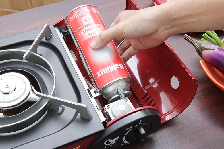 Lắp lon gas dễ dàng, đơn giản Lắp lon gas dễ dàng, đơn giản