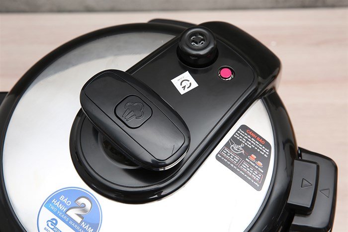 Nồi áp suất điện BlueStone PCB-5639 6 lít Màu Bạc