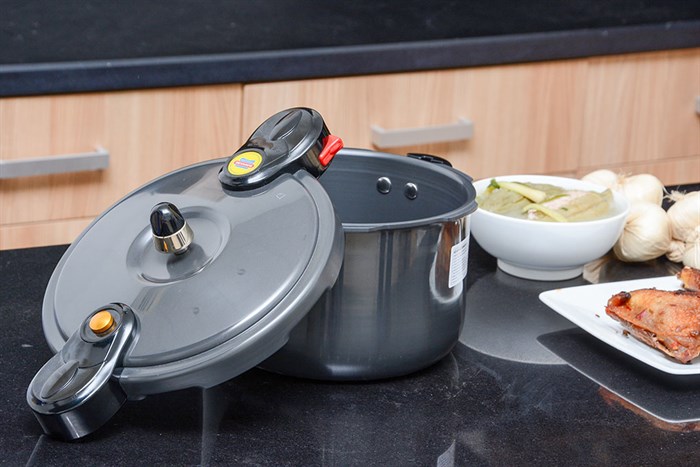Nồi áp suất cơ Sunhouse LC600 6 lít Màu Đen