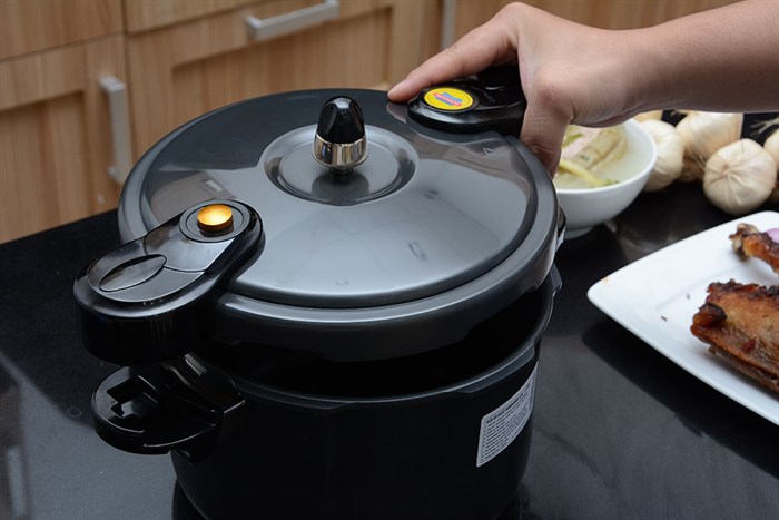 Nồi áp suất cơ Sunhouse LC600 6 lít Màu Đen