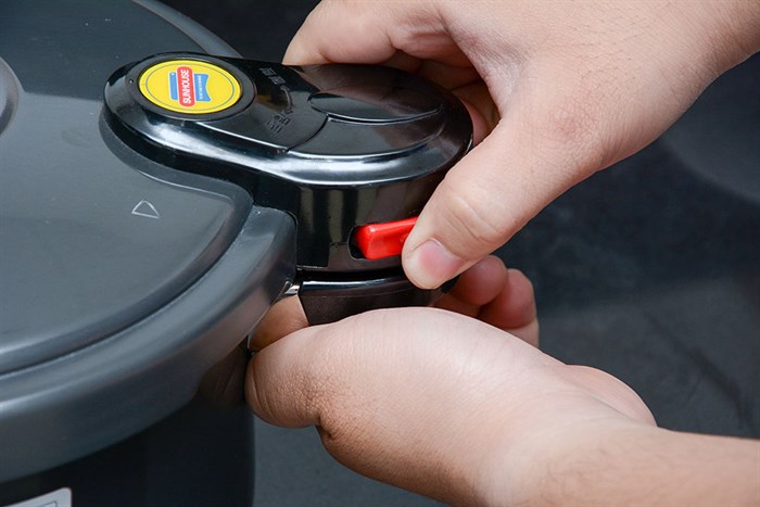 Nồi áp suất cơ Sunhouse LC600 6 lít Màu Đen