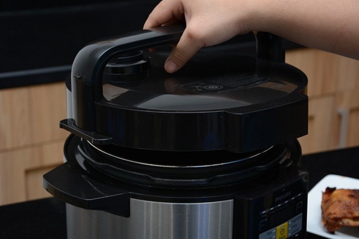 Nồi áp suất điện Philips HD2136 5 lít Màu Bạc