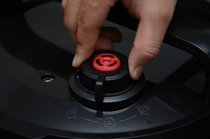 Nồi áp suất điện Philips HD2136 5 lít Màu Bạc