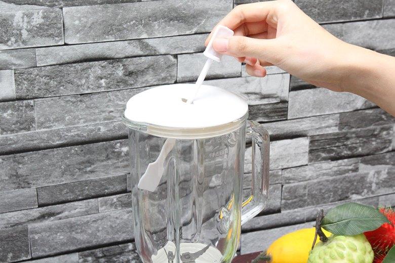 Thìa khuấy đi kèm máy xay sinh tố Kangaroo KG 302 hỗ trợ trộn thực phẩm