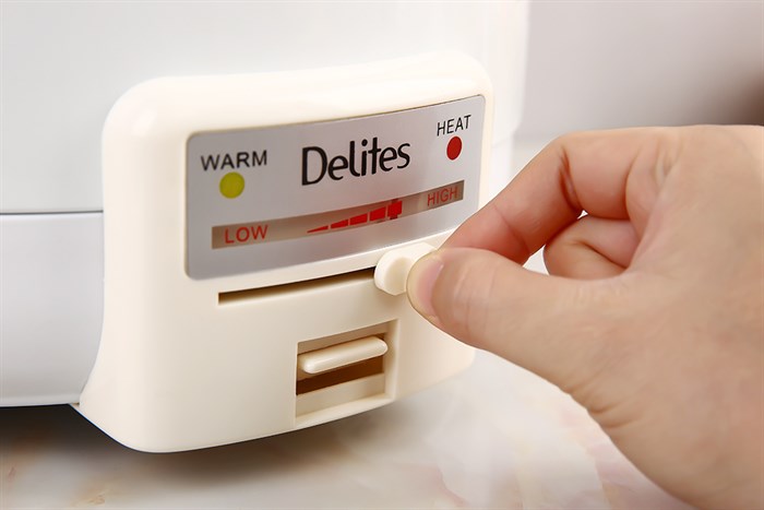 Nồi lẩu điện Delites CBR45-90 4.5 lít Màu Trắng