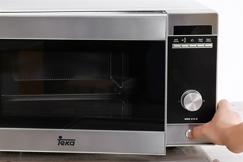 Nhấn nút mở cửa lò thuận tiện - Lò vi sóng Teka MWE 210G 21 lít